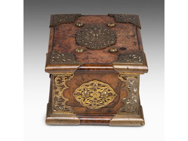 A colonial gilt bronze sirih casket in amboyna wood, batavia, early 19thc 11.5 x 23.5 x 17 cm. (4.53 x 9 1/4 x 6.69 in.) - afbeelding 3 van  16