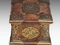 A colonial gilt bronze sirih casket in amboyna wood, batavia, early 19thc 11.5 x 23.5 x 17 cm. (4.53 x 9 1/4 x 6.69 in.) - afbeelding 3 van  16