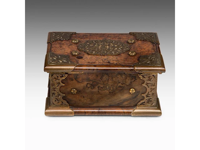 A colonial gilt bronze sirih casket in amboyna wood, batavia, early 19thc 11.5 x 23.5 x 17 cm. (4.53 x 9 1/4 x 6.69 in.) - afbeelding 4 van  16
