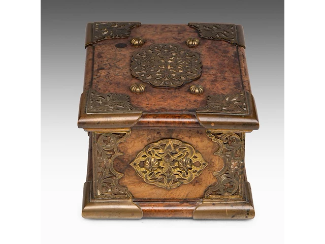 A colonial gilt bronze sirih casket in amboyna wood, batavia, early 19thc 11.5 x 23.5 x 17 cm. (4.53 x 9 1/4 x 6.69 in.) - afbeelding 5 van  16