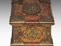 A colonial gilt bronze sirih casket in amboyna wood, batavia, early 19thc 11.5 x 23.5 x 17 cm. (4.53 x 9 1/4 x 6.69 in.) - afbeelding 5 van  16
