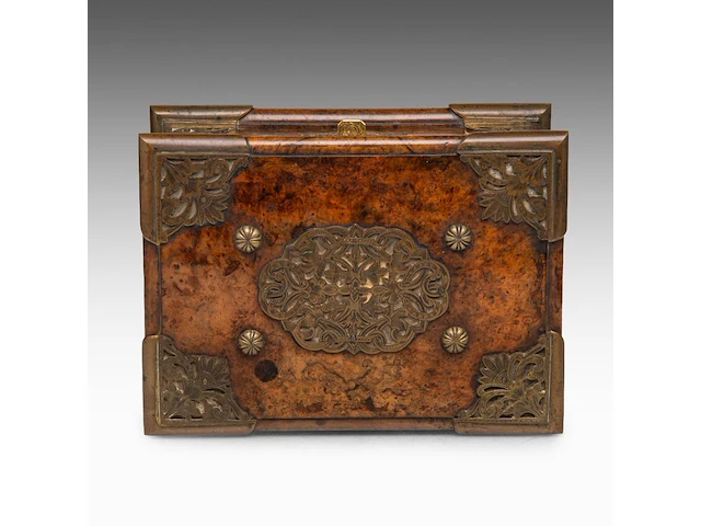 A colonial gilt bronze sirih casket in amboyna wood, batavia, early 19thc 11.5 x 23.5 x 17 cm. (4.53 x 9 1/4 x 6.69 in.) - afbeelding 6 van  16