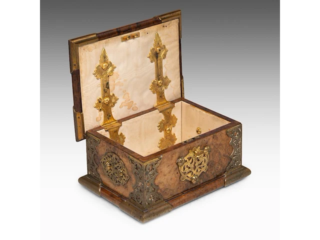 A colonial gilt bronze sirih casket in amboyna wood, batavia, early 19thc 11.5 x 23.5 x 17 cm. (4.53 x 9 1/4 x 6.69 in.) - afbeelding 7 van  16