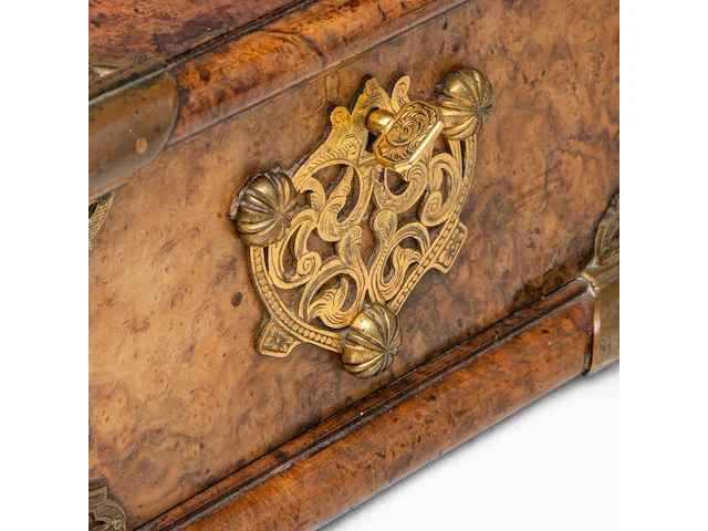 A colonial gilt bronze sirih casket in amboyna wood, batavia, early 19thc 11.5 x 23.5 x 17 cm. (4.53 x 9 1/4 x 6.69 in.) - afbeelding 8 van  16