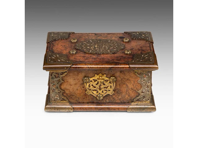 A colonial gilt bronze sirih casket in amboyna wood, batavia, early 19thc 11.5 x 23.5 x 17 cm. (4.53 x 9 1/4 x 6.69 in.) - afbeelding 9 van  16