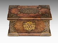 A colonial gilt bronze sirih casket in amboyna wood, batavia, early 19thc 11.5 x 23.5 x 17 cm. (4.53 x 9 1/4 x 6.69 in.) - afbeelding 9 van  16