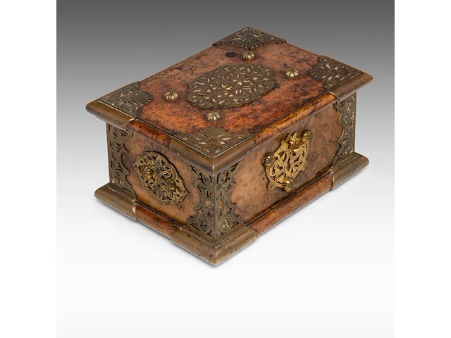 A colonial gilt bronze sirih casket in amboyna wood, batavia, early 19thc 11.5 x 23.5 x 17 cm. (4.53 x 9 1/4 x 6.69 in.) - afbeelding 16 van  16