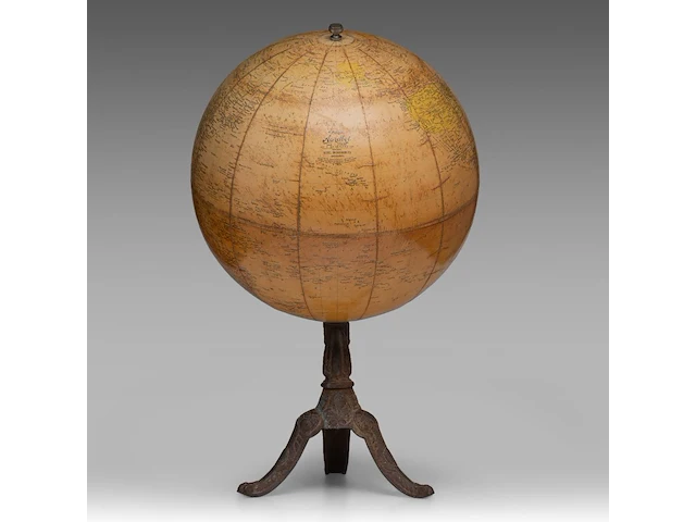 A copernican armillary sphere and two matching vintage globes the sphere: 60 cm. (23.62 in.), tallest globe: 55 cm. (21.64 in.) - afbeelding 3 van  18