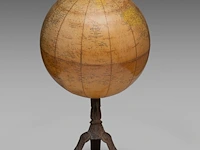 A copernican armillary sphere and two matching vintage globes the sphere: 60 cm. (23.62 in.), tallest globe: 55 cm. (21.64 in.) - afbeelding 3 van  18