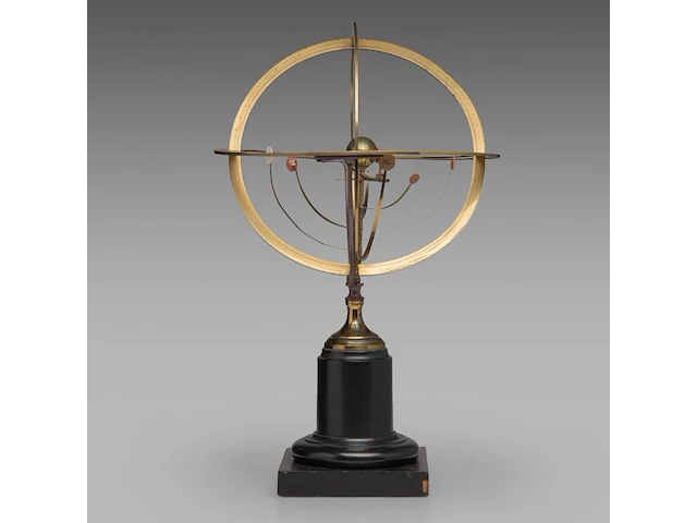 A copernican armillary sphere and two matching vintage globes the sphere: 60 cm. (23.62 in.), tallest globe: 55 cm. (21.64 in.) - afbeelding 8 van  18