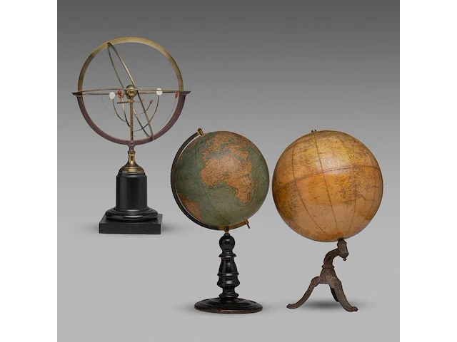 A copernican armillary sphere and two matching vintage globes the sphere: 60 cm. (23.62 in.), tallest globe: 55 cm. (21.64 in.) - afbeelding 1 van  18