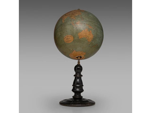 A copernican armillary sphere and two matching vintage globes the sphere: 60 cm. (23.62 in.), tallest globe: 55 cm. (21.64 in.) - afbeelding 14 van  18