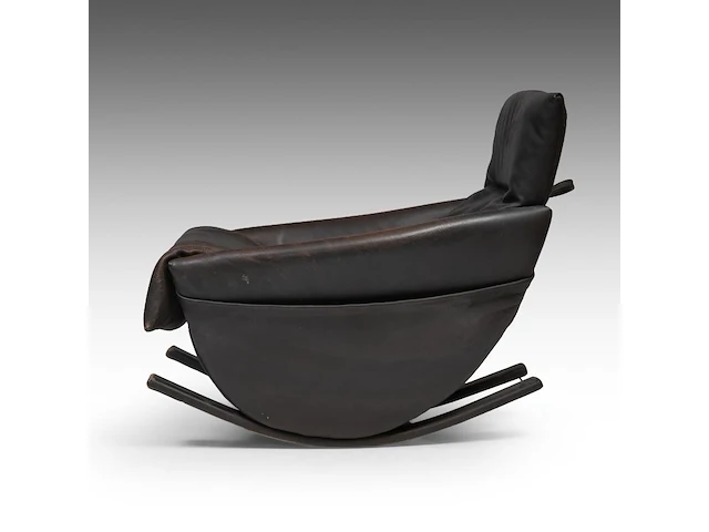 A dark leather rocking chair by de sede, 1970s 87 x 72 x 100 cm. (34 1/4 x 28.35 x 39.36 in.) - afbeelding 4 van  9