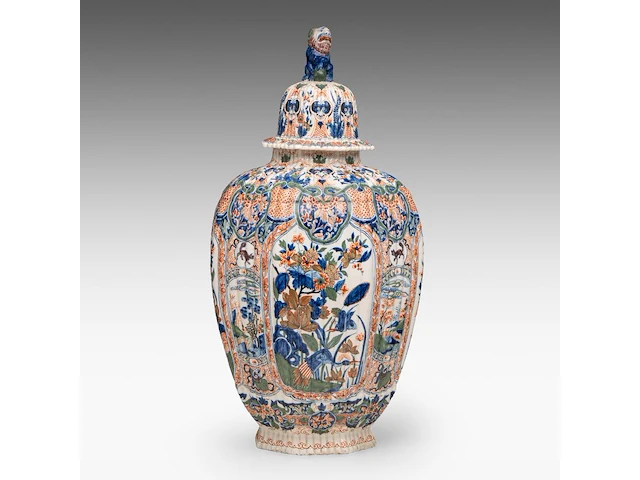 A decorative delftware chinoiserie vase and cover, 20thc 64 cm. (25.19 in.) - afbeelding 1 van  9