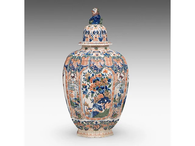 A decorative delftware chinoiserie vase and cover, 20thc 64 cm. (25.19 in.) - afbeelding 2 van  9