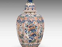A decorative delftware chinoiserie vase and cover, 20thc 64 cm. (25.19 in.) - afbeelding 2 van  9