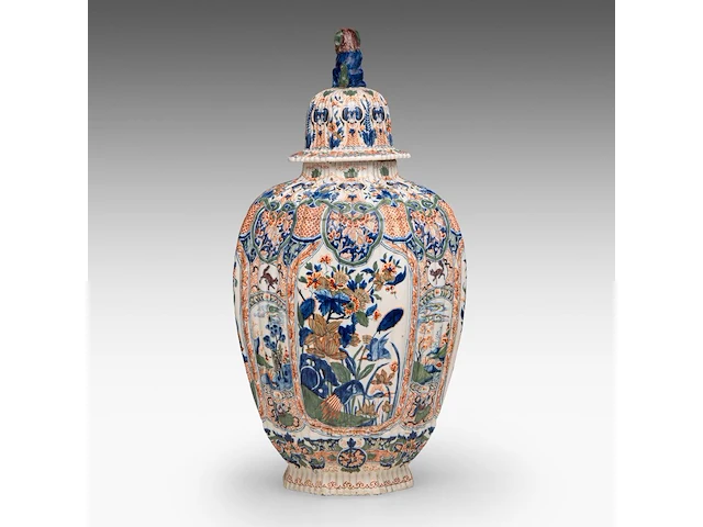 A decorative delftware chinoiserie vase and cover, 20thc 64 cm. (25.19 in.) - afbeelding 3 van  9