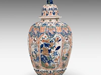 A decorative delftware chinoiserie vase and cover, 20thc 64 cm. (25.19 in.) - afbeelding 3 van  9