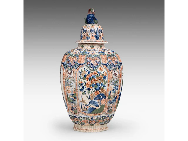 A decorative delftware chinoiserie vase and cover, 20thc 64 cm. (25.19 in.) - afbeelding 4 van  9