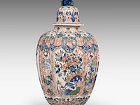 A decorative delftware chinoiserie vase and cover, 20thc 64 cm. (25.19 in.) - afbeelding 4 van  9