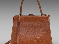 A delvaux classico pm handbag in cordoba fauve leather 22 x 28.5 x 13 cm. (8.66 x 11.22 x 5.12 in.)