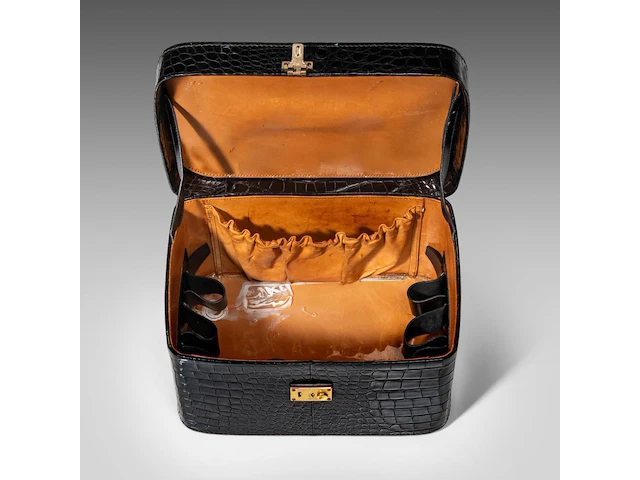 A delvaux vanity case in croco leather, with palladium hardware, ca 1980, h 17 - w 31 - d 23 cm - afbeelding 2 van  13