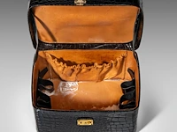 A delvaux vanity case in croco leather, with palladium hardware, ca 1980, h 17 - w 31 - d 23 cm - afbeelding 2 van  13
