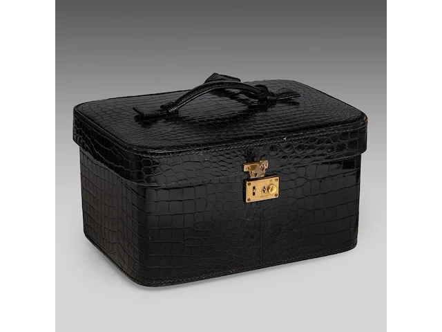 A delvaux vanity case in croco leather, with palladium hardware, ca 1980, h 17 - w 31 - d 23 cm - afbeelding 6 van  13