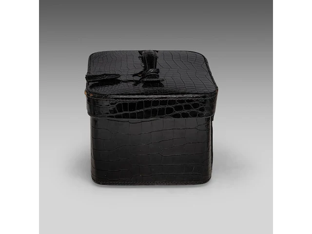 A delvaux vanity case in croco leather, with palladium hardware, ca 1980, h 17 - w 31 - d 23 cm - afbeelding 8 van  13