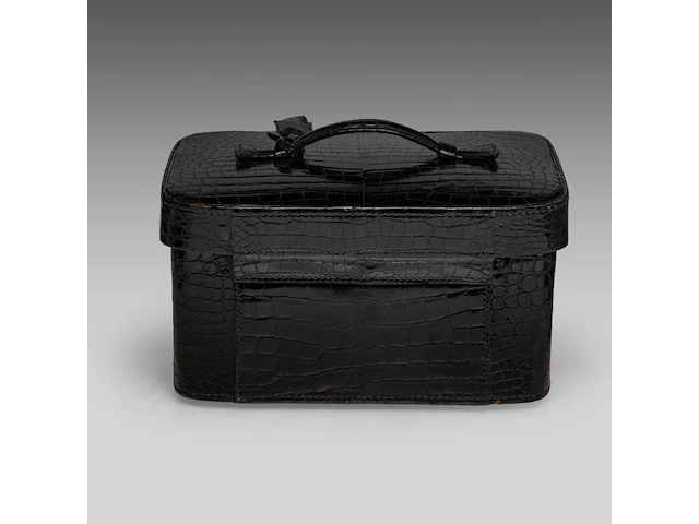 A delvaux vanity case in croco leather, with palladium hardware, ca 1980, h 17 - w 31 - d 23 cm - afbeelding 9 van  13