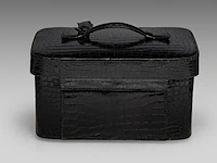 A delvaux vanity case in croco leather, with palladium hardware, ca 1980, h 17 - w 31 - d 23 cm - afbeelding 9 van  13