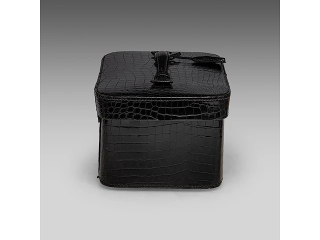 A delvaux vanity case in croco leather, with palladium hardware, ca 1980, h 17 - w 31 - d 23 cm - afbeelding 10 van  13