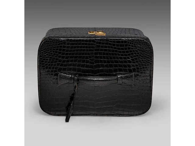 A delvaux vanity case in croco leather, with palladium hardware, ca 1980, h 17 - w 31 - d 23 cm - afbeelding 11 van  13