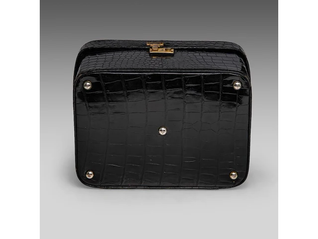 A delvaux vanity case in croco leather, with palladium hardware, ca 1980, h 17 - w 31 - d 23 cm - afbeelding 12 van  13