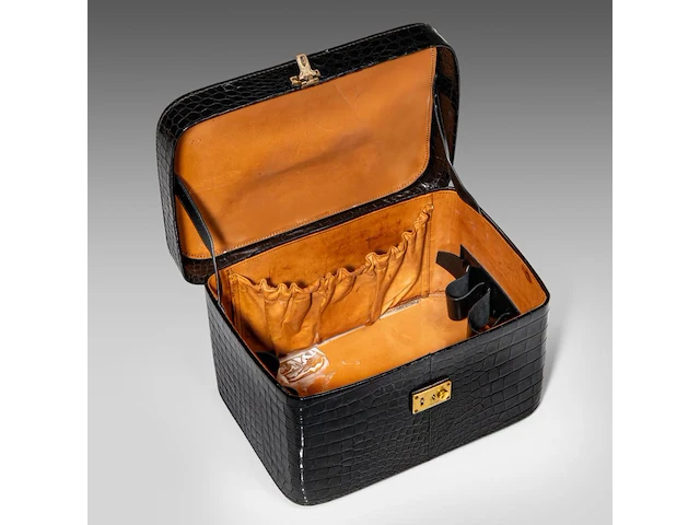 A delvaux vanity case in croco leather, with palladium hardware, ca 1980, h 17 - w 31 - d 23 cm - afbeelding 13 van  13