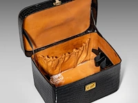 A delvaux vanity case in croco leather, with palladium hardware, ca 1980, h 17 - w 31 - d 23 cm - afbeelding 13 van  13
