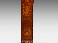 A dutch neoclassical marquetry chest of drawers, ca. 1800 159 x 101 x 43 cm. (62.60 x 39.75 x 16.92 in.) - afbeelding 5 van  5