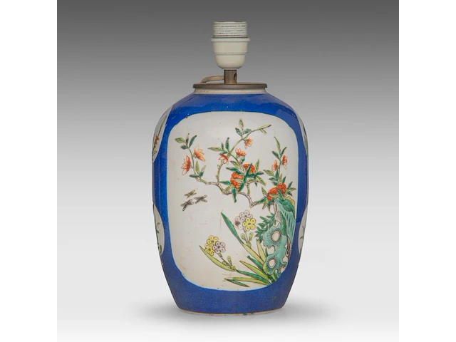 A famille verte and blue ground 'flower garden' jar, 19thc, fixed with lamp mounts, total h 55,3 cm - afbeelding 1 van  8