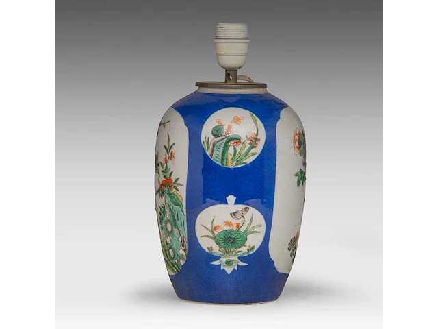 A famille verte and blue ground 'flower garden' jar, 19thc, fixed with lamp mounts, total h 55,3 cm - afbeelding 2 van  8