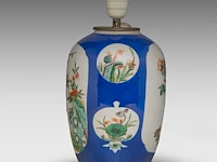 A famille verte and blue ground 'flower garden' jar, 19thc, fixed with lamp mounts, total h 55,3 cm - afbeelding 2 van  8