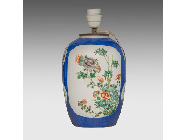 A famille verte and blue ground 'flower garden' jar, 19thc, fixed with lamp mounts, total h 55,3 cm - afbeelding 3 van  8
