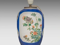 A famille verte and blue ground 'flower garden' jar, 19thc, fixed with lamp mounts, total h 55,3 cm - afbeelding 3 van  8