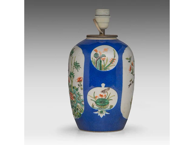 A famille verte and blue ground 'flower garden' jar, 19thc, fixed with lamp mounts, total h 55,3 cm - afbeelding 4 van  8