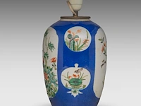A famille verte and blue ground 'flower garden' jar, 19thc, fixed with lamp mounts, total h 55,3 cm - afbeelding 4 van  8