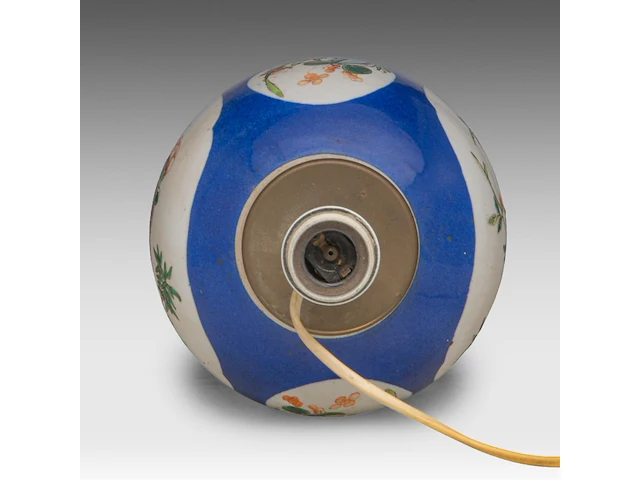 A famille verte and blue ground 'flower garden' jar, 19thc, fixed with lamp mounts, total h 55,3 cm - afbeelding 5 van  8