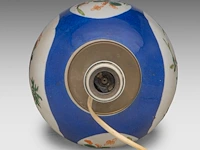 A famille verte and blue ground 'flower garden' jar, 19thc, fixed with lamp mounts, total h 55,3 cm - afbeelding 5 van  8