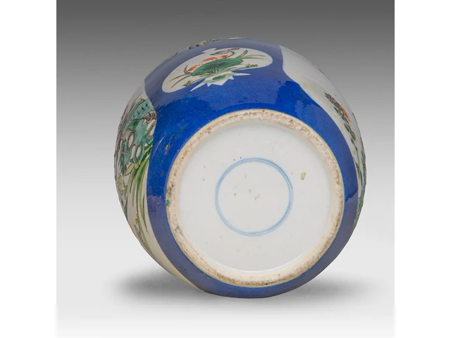 A famille verte and blue ground 'flower garden' jar, 19thc, fixed with lamp mounts, total h 55,3 cm - afbeelding 6 van  8