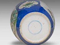 A famille verte and blue ground 'flower garden' jar, 19thc, fixed with lamp mounts, total h 55,3 cm - afbeelding 6 van  8