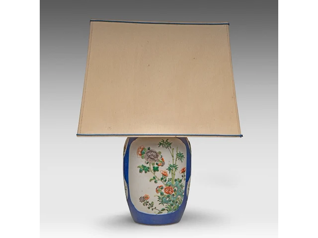 A famille verte and blue ground 'flower garden' jar, 19thc, fixed with lamp mounts, total h 55,3 cm - afbeelding 7 van  8