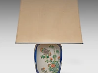 A famille verte and blue ground 'flower garden' jar, 19thc, fixed with lamp mounts, total h 55,3 cm - afbeelding 7 van  8